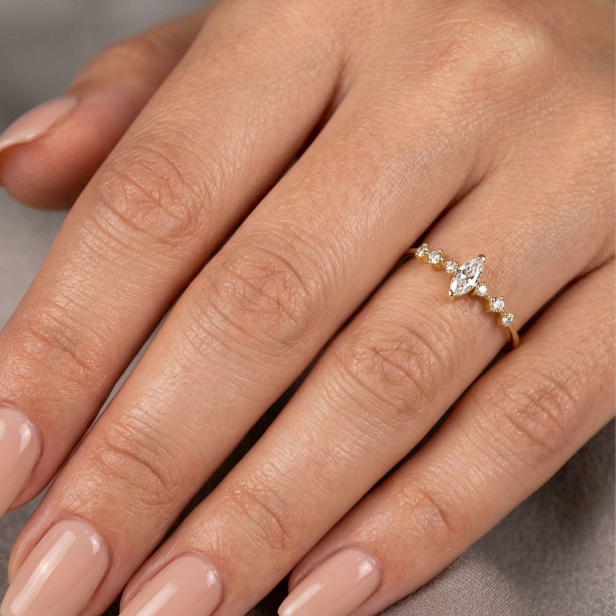 Anel Solitário Alira Navete Moissanite em Ouro 18k