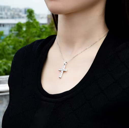 Colar Crucifixo Moissanite Cravejado em Prata
