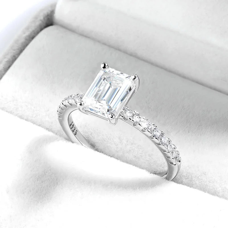 Anel Moissanite Esmeralda Cravejado
