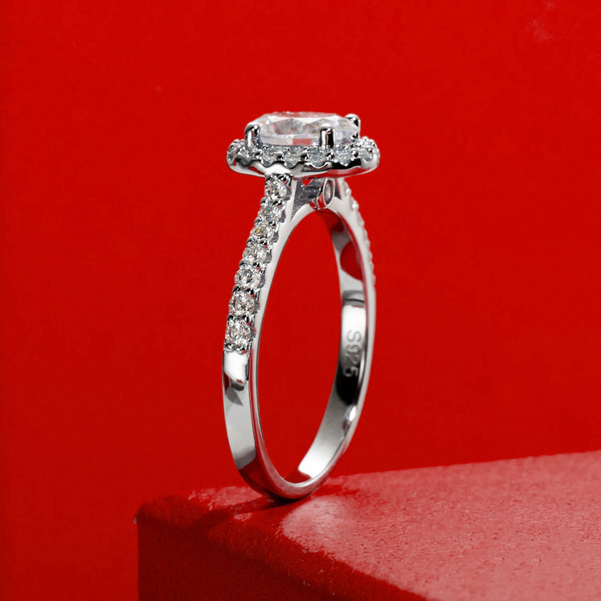 Anel Oval Slim Moissanite Cravejado