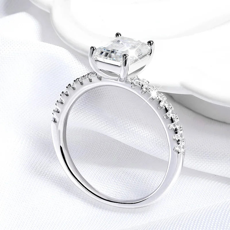 Anel Moissanite Esmeralda Cravejado