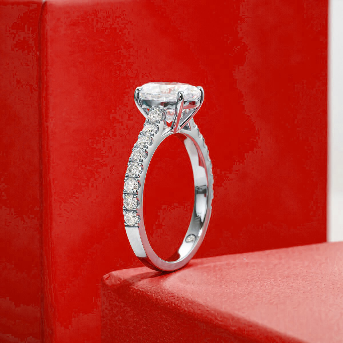 Anel Moissanite Oval Cravejado
