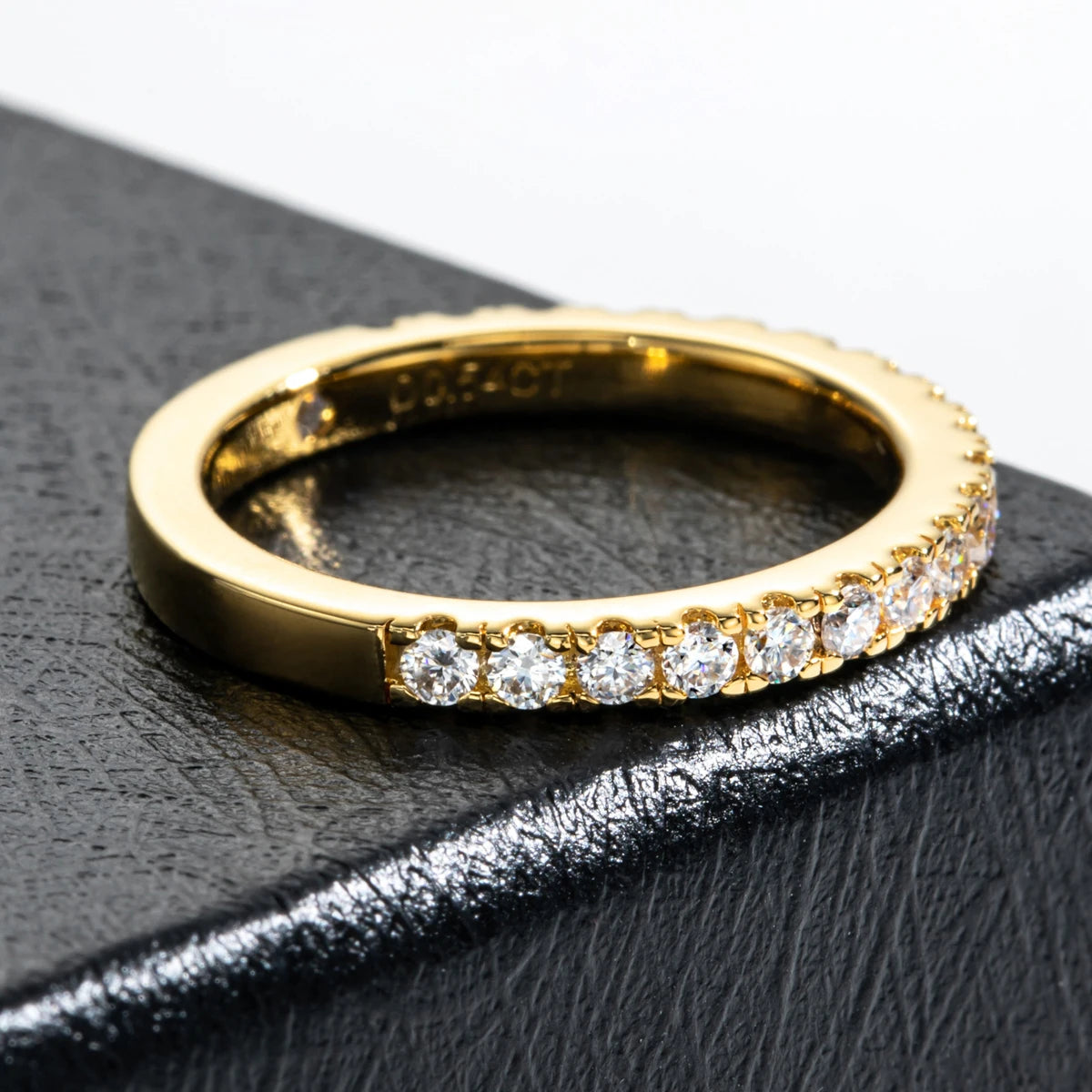 Meia Aliança Aura 20 Pontos Moissanites em Prata Banhada a Ouro