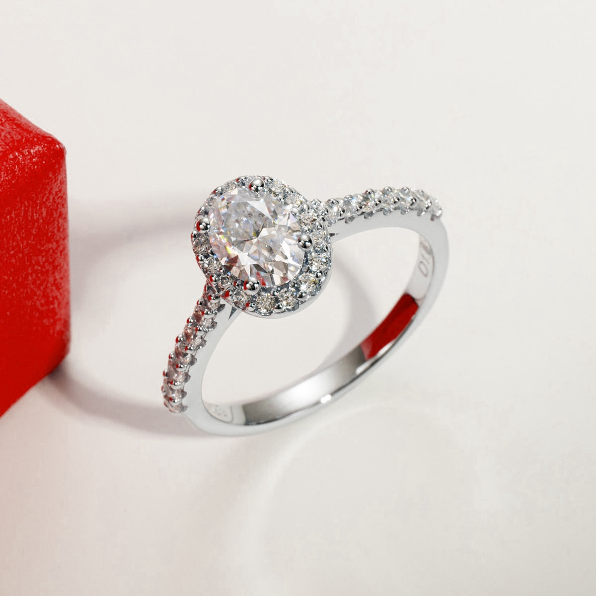 Anel Oval Slim Moissanite Cravejado