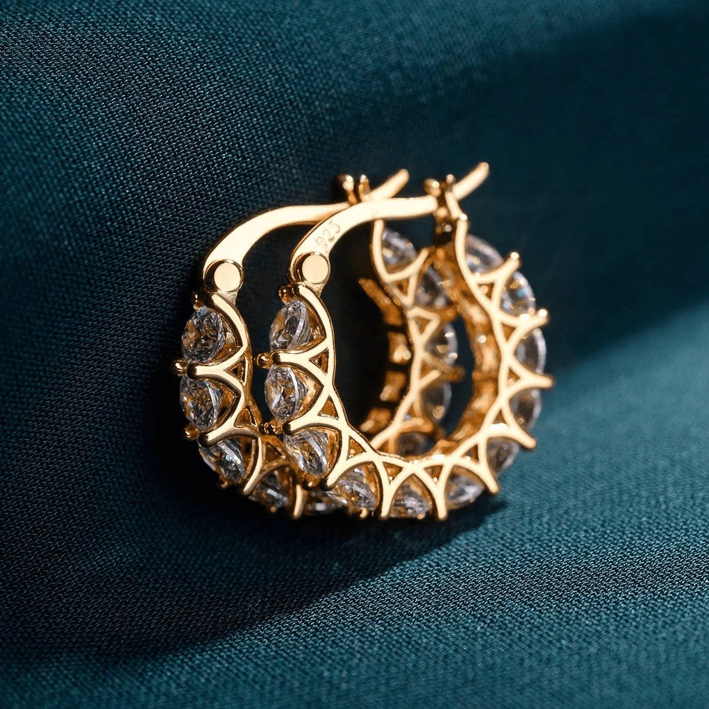 Brinco Argola Entrelaçada Moissanite Folheado a Ouro 18k