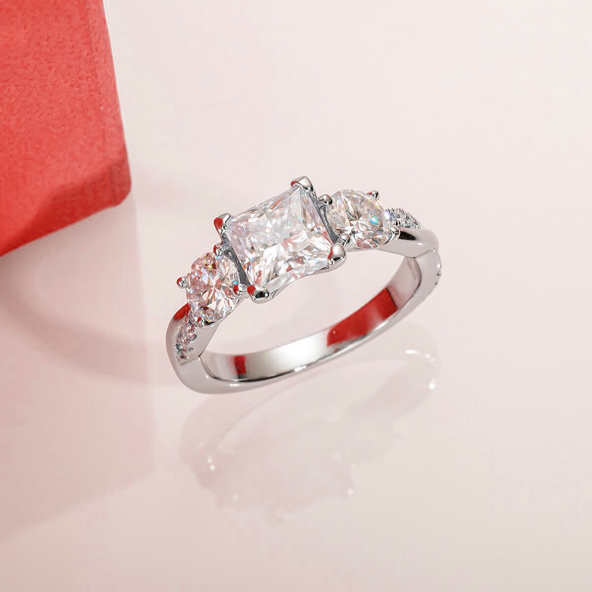 Anel Twisted Moissanite Cravejado