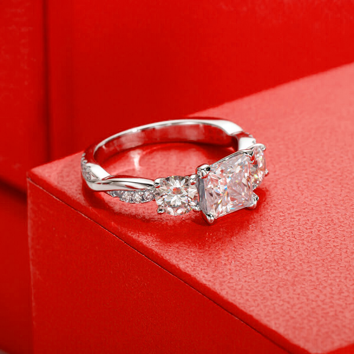 Anel Twisted Moissanite Cravejado