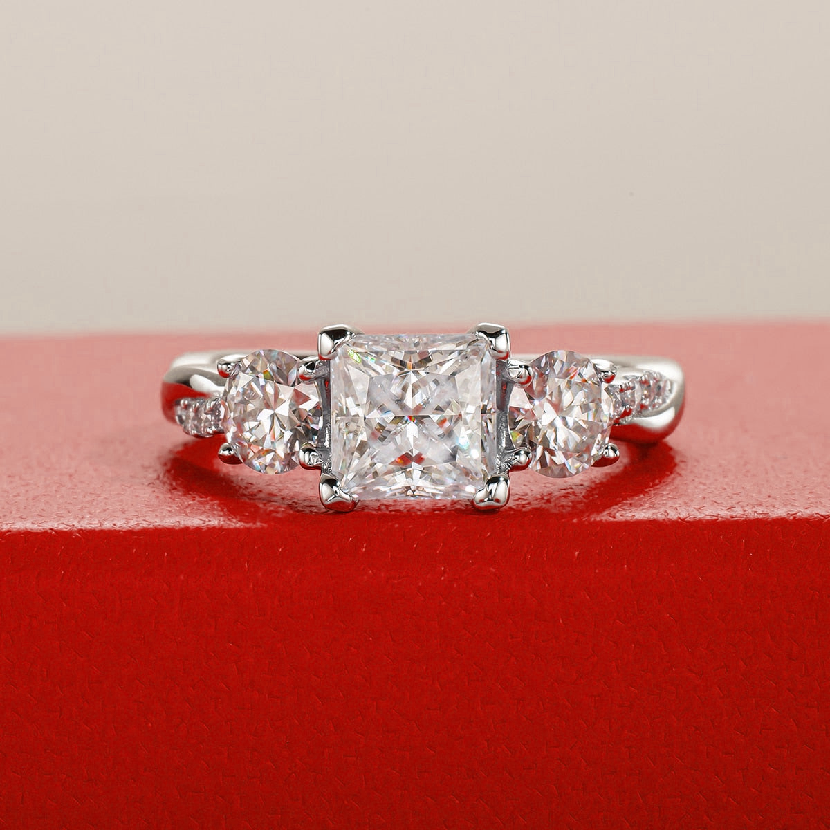 Anel Twisted Moissanite Cravejado