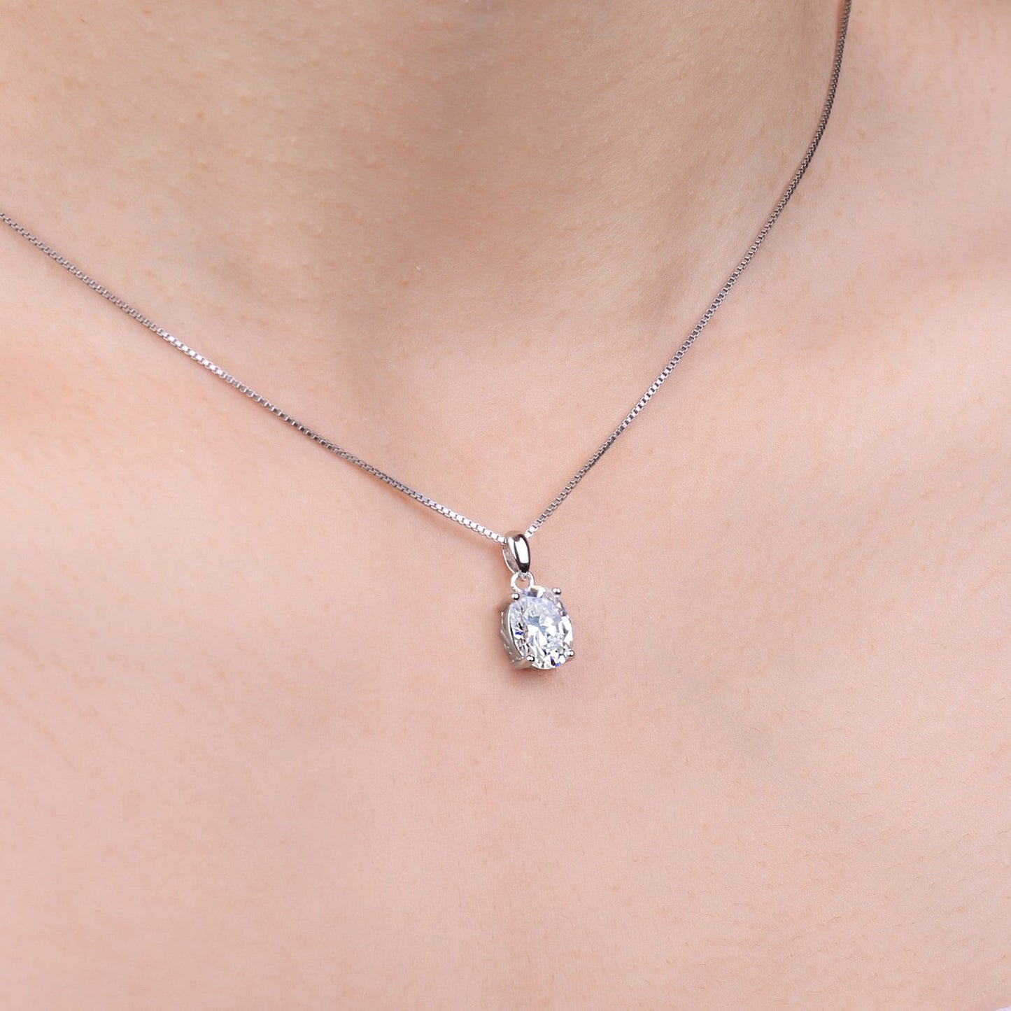 Colar Oval 4 Garras Moissanite Folheado em Ouro Branco 18k - Loratta