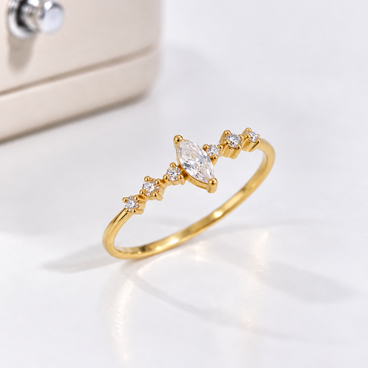 Anel Solitário Alira Navete Moissanite em Ouro 18k
