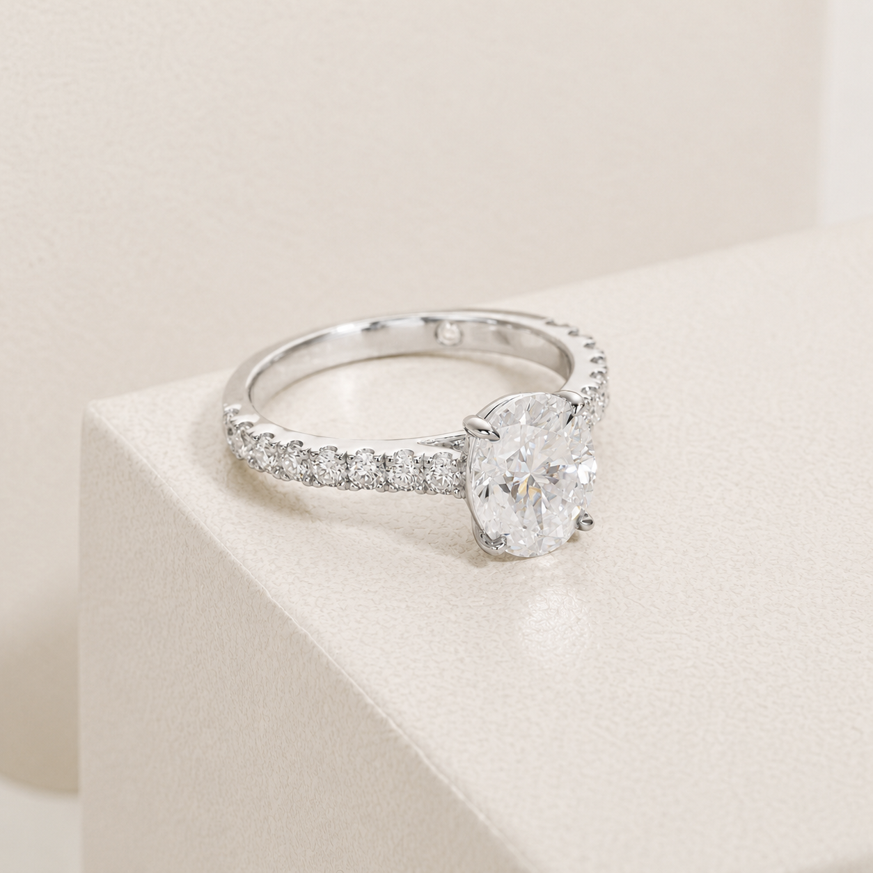 Anel Zênite Oval Moissanite Cravejado Banhado a Ouro 18k