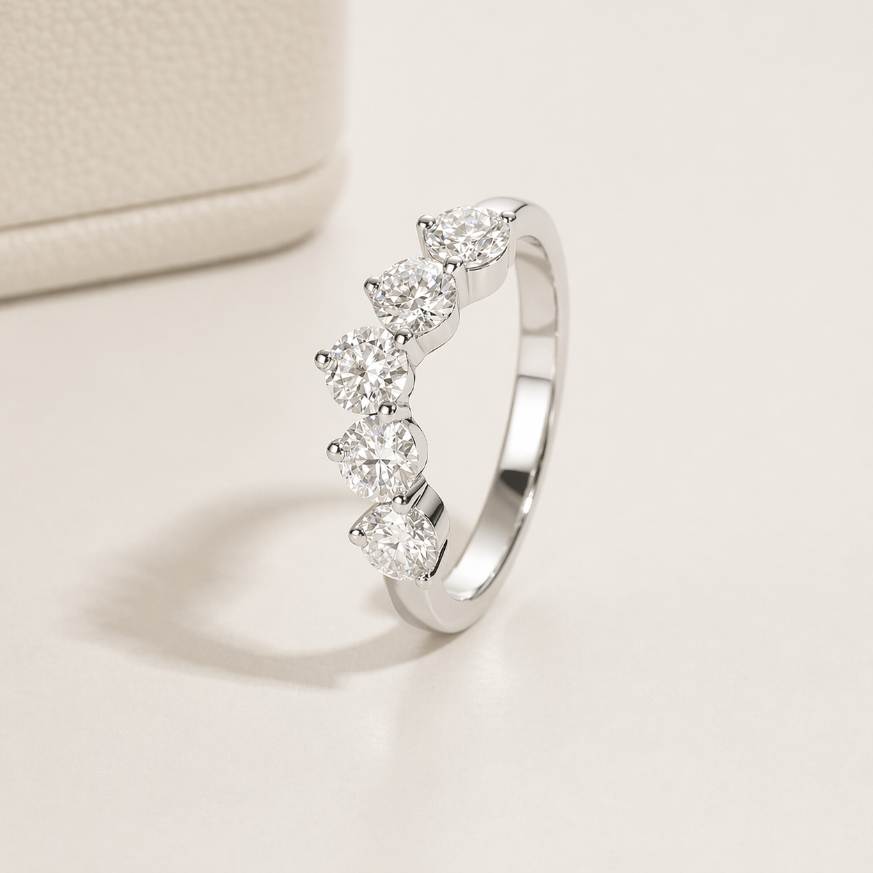 Meia Aliança Faixa Estelar Moissanite Banhada a Ouro 18k