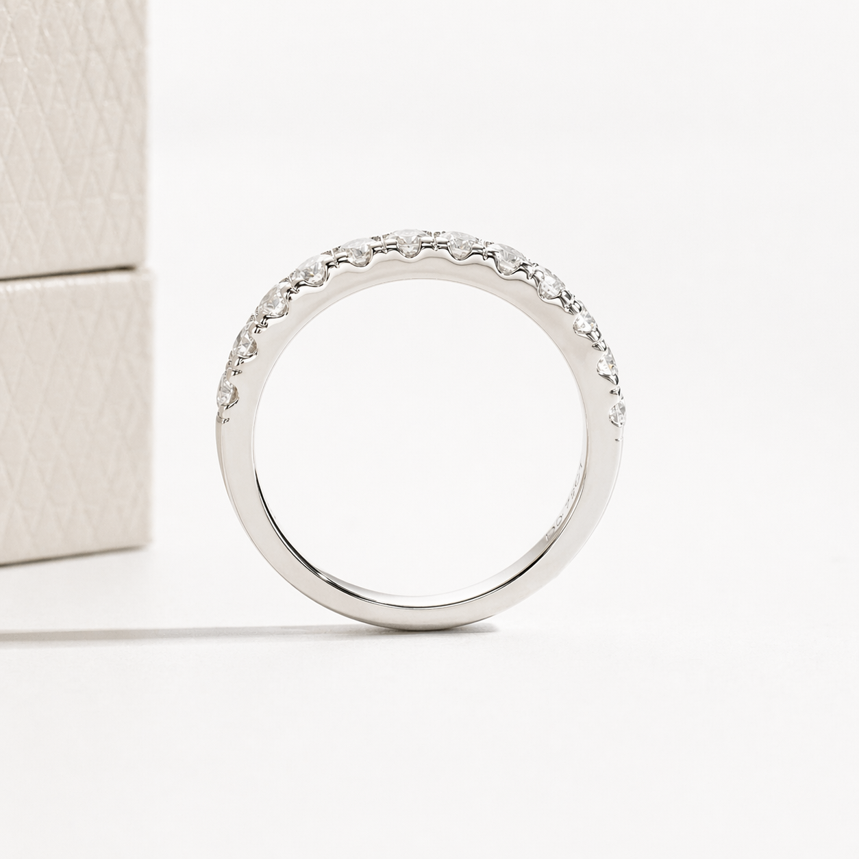 Meia Aliança Shimmer Moissanite Banhada a Ouro 18k