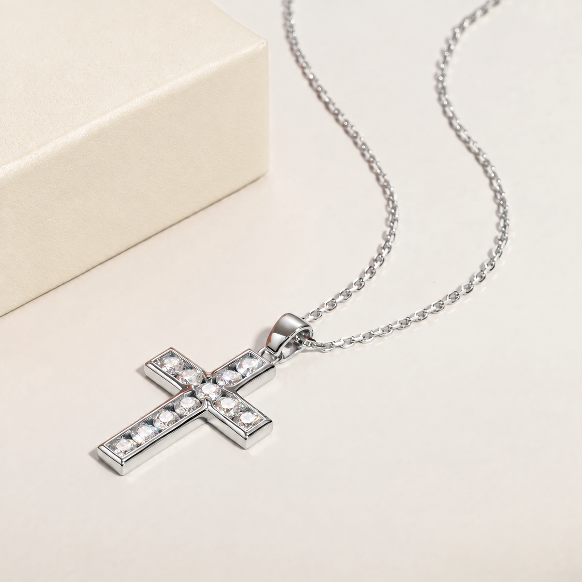 Colar Crucifixo Moissanite Cravejado Banhado a Ouro