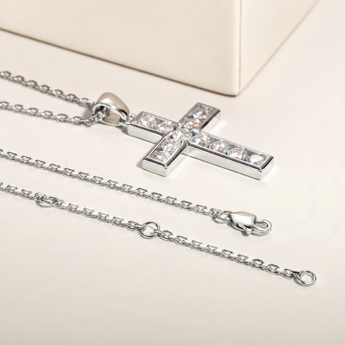 Colar Crucifixo Moissanite Cravejado Banhado a Ouro