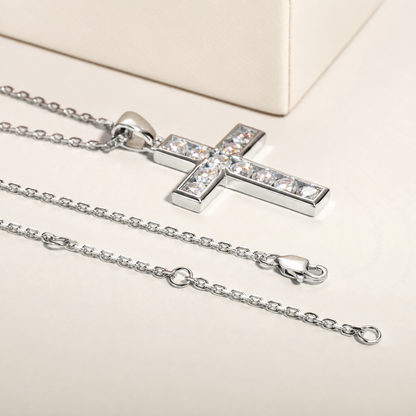 Colar Crucifixo Moissanite Cravejado Banhado a Ouro