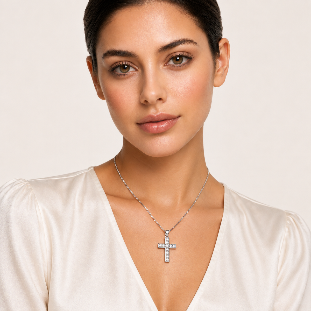 Colar Crucifixo Moissanite Cravejado Banhado a Ouro
