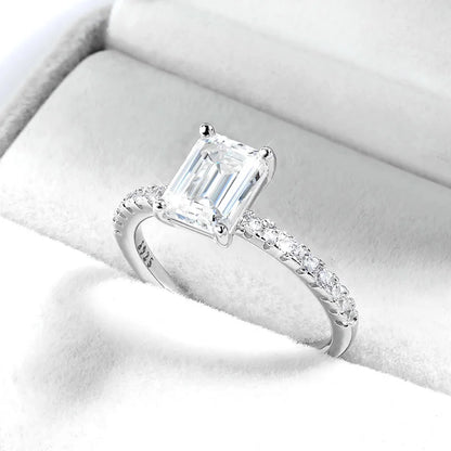 Anel Moissanite Esmeralda Cravejado