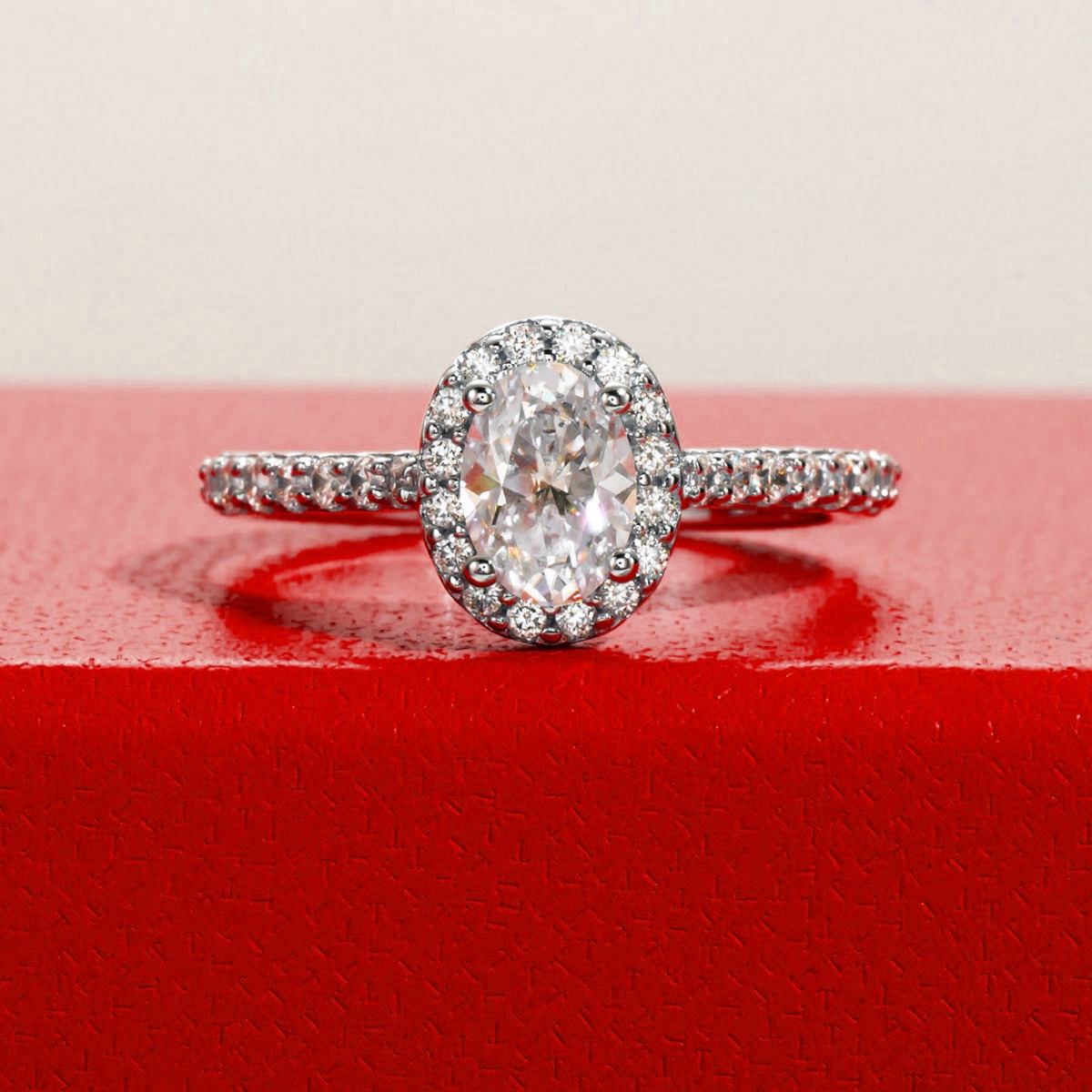 Anel Oval Slim Moissanite Cravejado