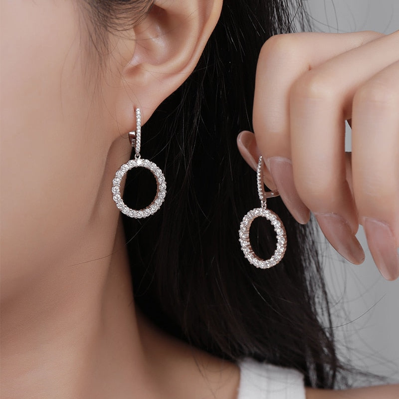 Brinco Círculo Cravejado Moissanite Folheado à Ouro Branco 18k - Loratta 