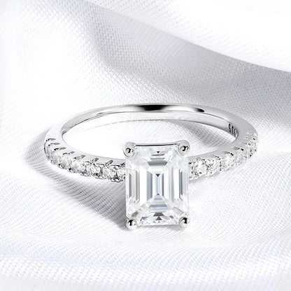 Anel Moissanite Esmeralda Cravejado
