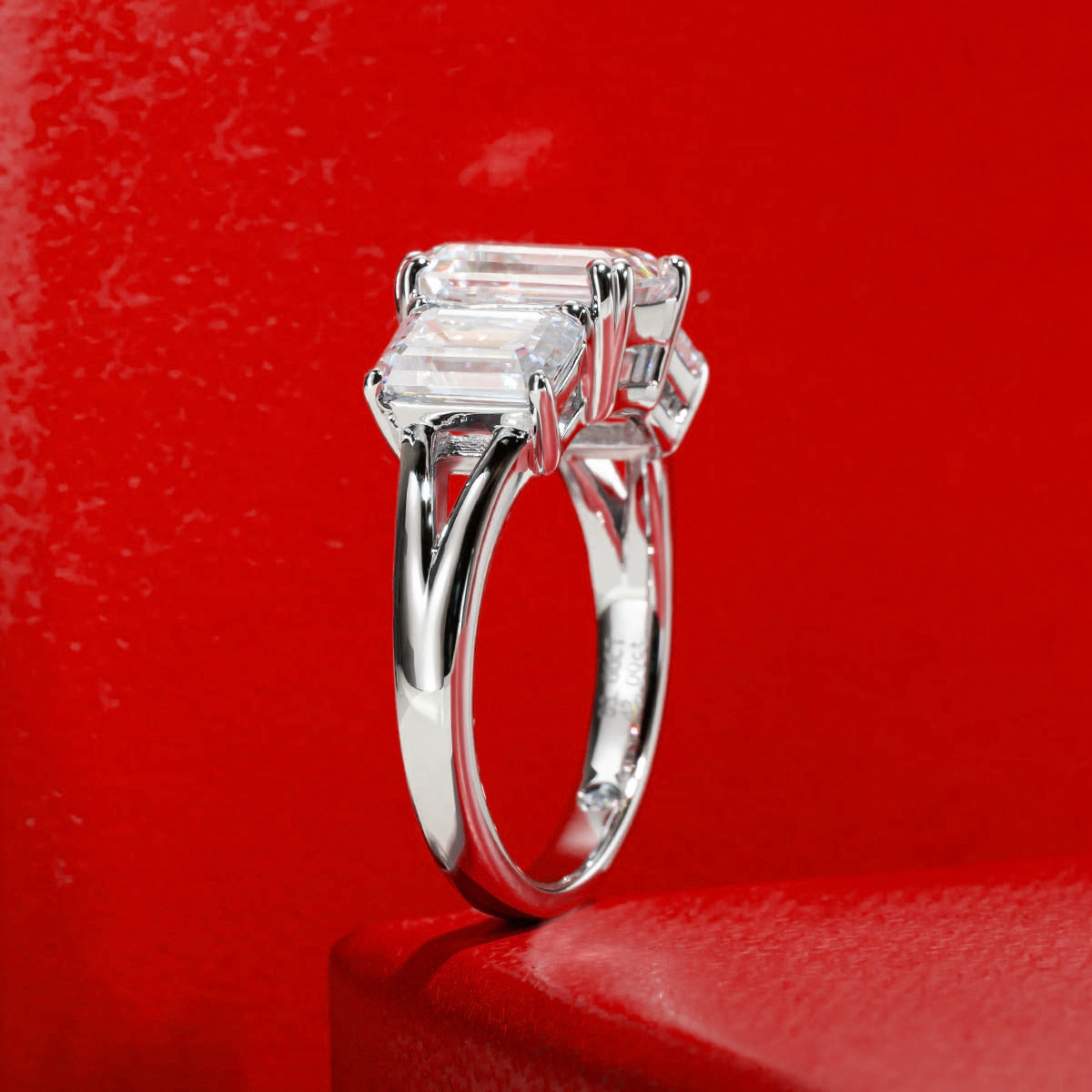 Anel Trinity Esmeralda Moissanite
