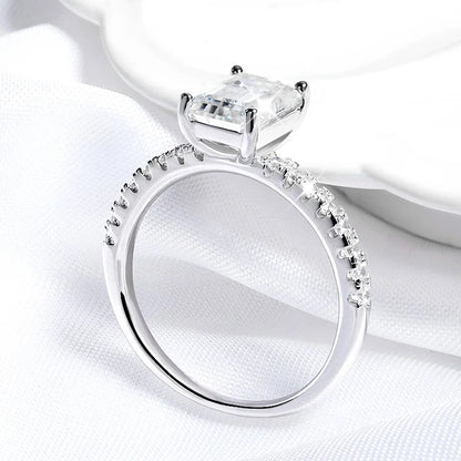 Anel Moissanite Esmeralda Cravejado
