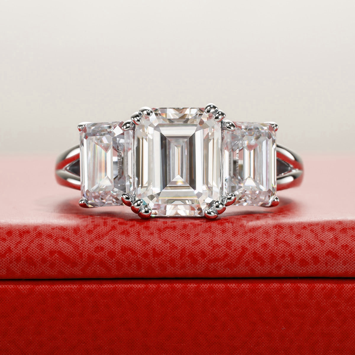 Anel Trinity Esmeralda Moissanite