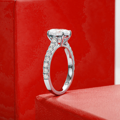 Anel Moissanite Oval Cravejado