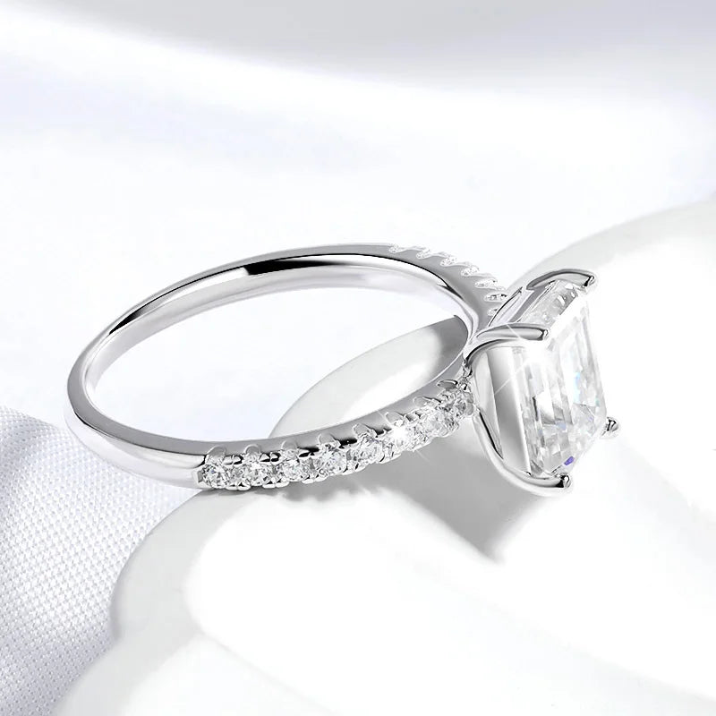 Anel Moissanite Esmeralda Cravejado