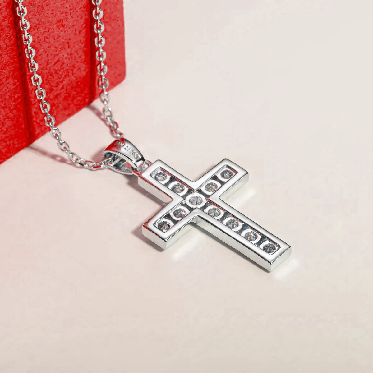 Colar Crucifixo Moissanite Cravejado Banhado a Ouro