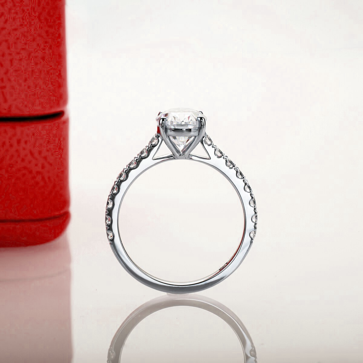 Anel Moissanite Oval Cravejado