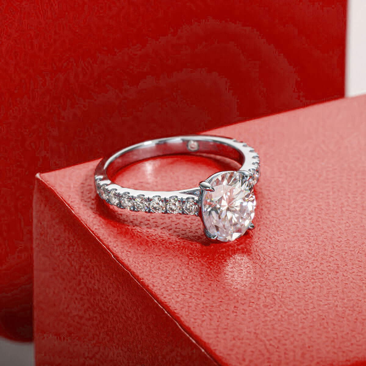Anel Moissanite Oval Cravejado