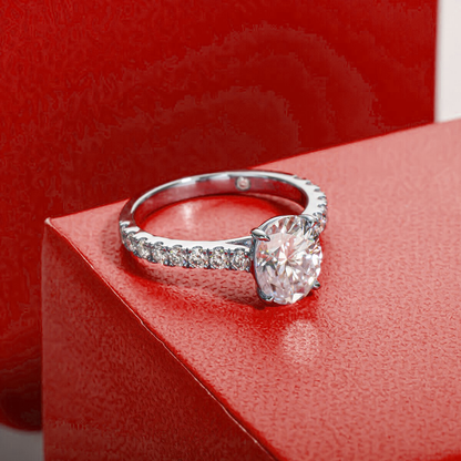 Anel Moissanite Oval Cravejado