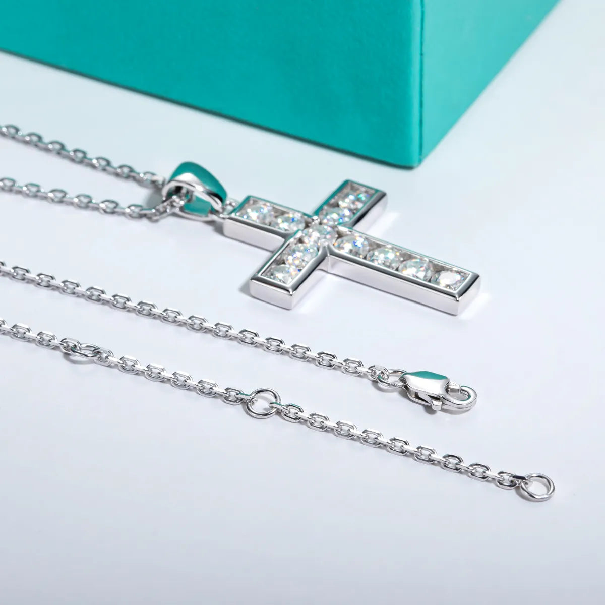 Colar Crucifixo Moissanite Cravejado em Prata - Loratta 