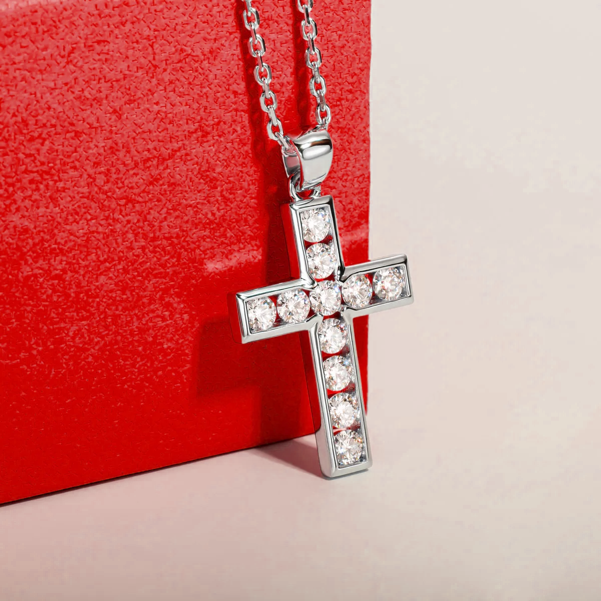 Colar Crucifixo Moissanite Cravejado Banhado a Ouro