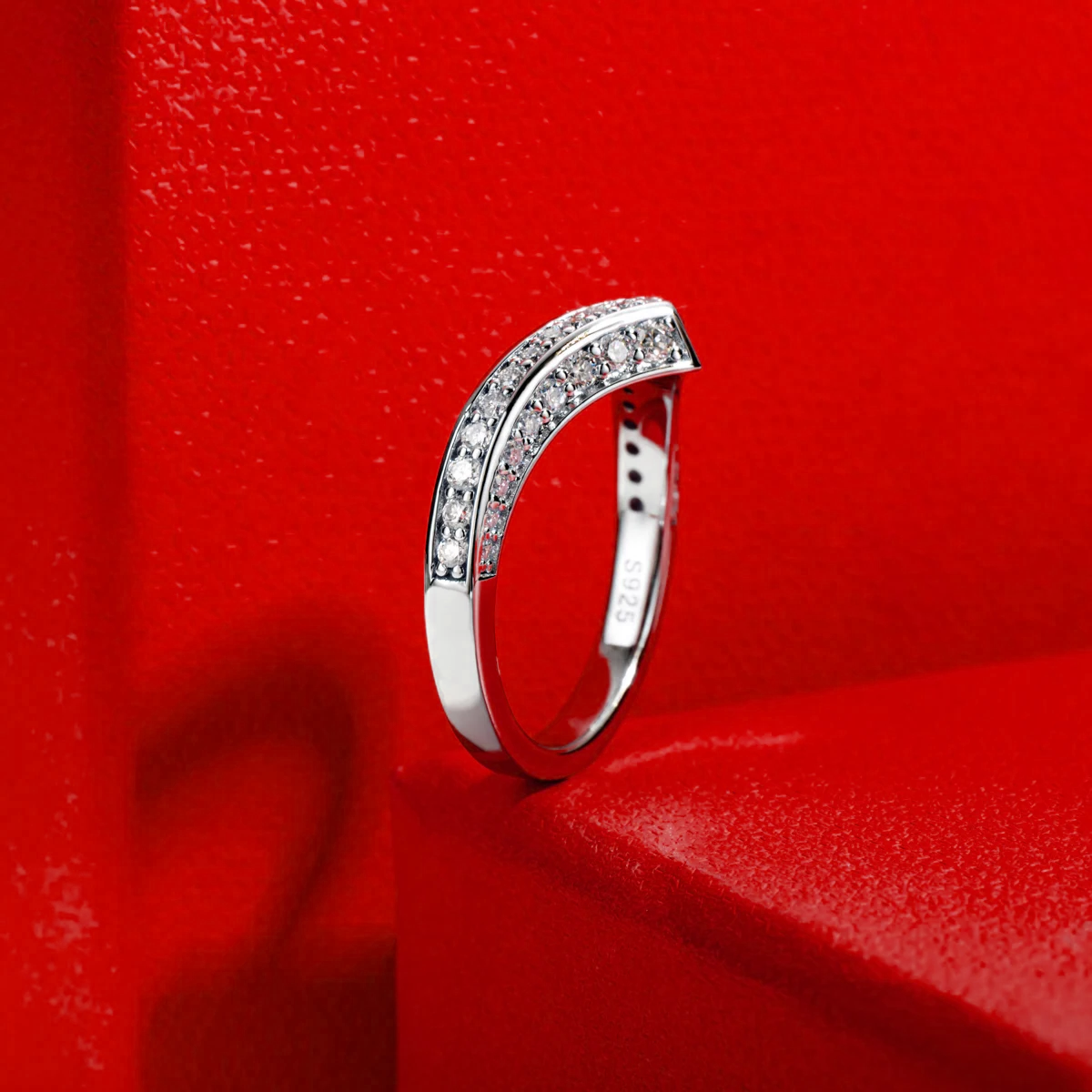 Meia Aliança Vênus Moissanite em Prata Banhada a Ouro