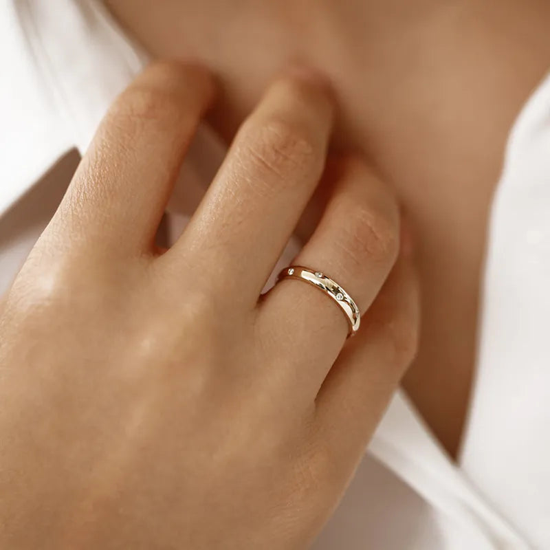 Aliança Ergonômica 15 Pontos Moissanite Prata Banhada à Ouro 14k - Loratta 