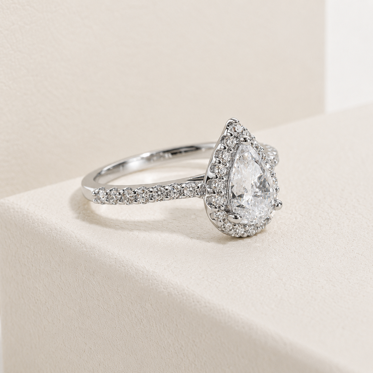 Anel Gota Moissanite Cravejado Banhado a Ouro 18k