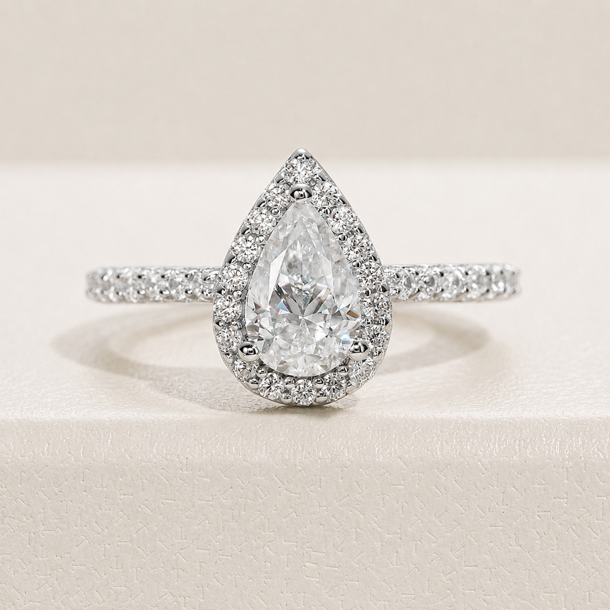 Anel Gota Moissanite Cravejado Banhado a Ouro 18k