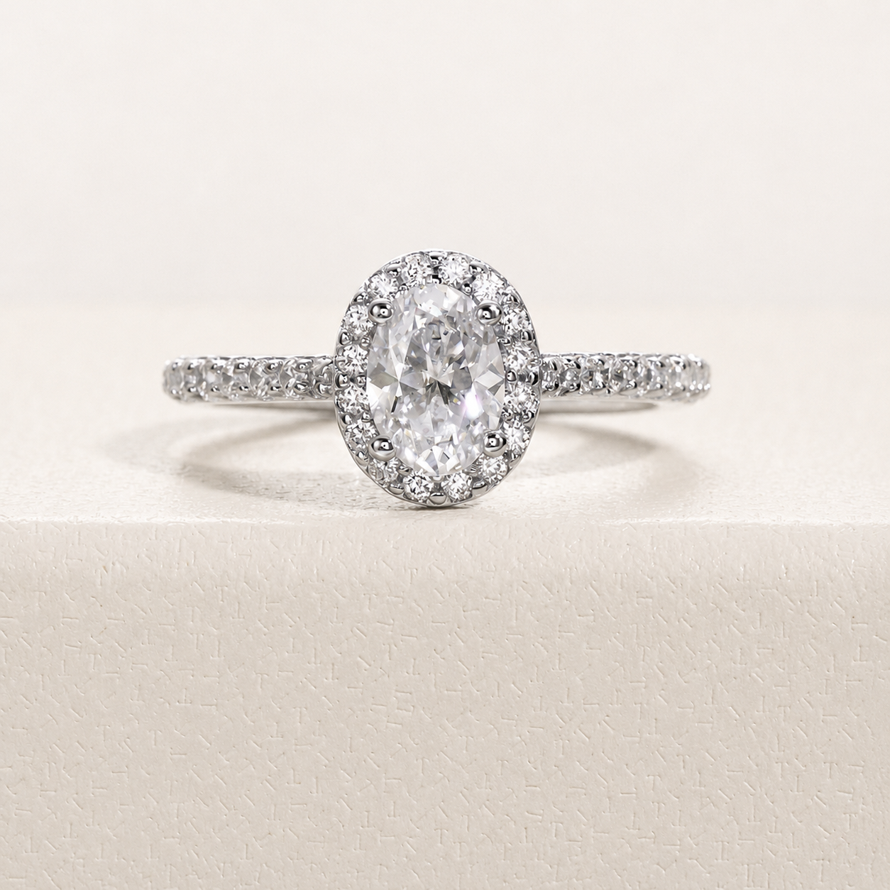 Anel Oval Moissanite Cravejado Banhado a Ouro 18k