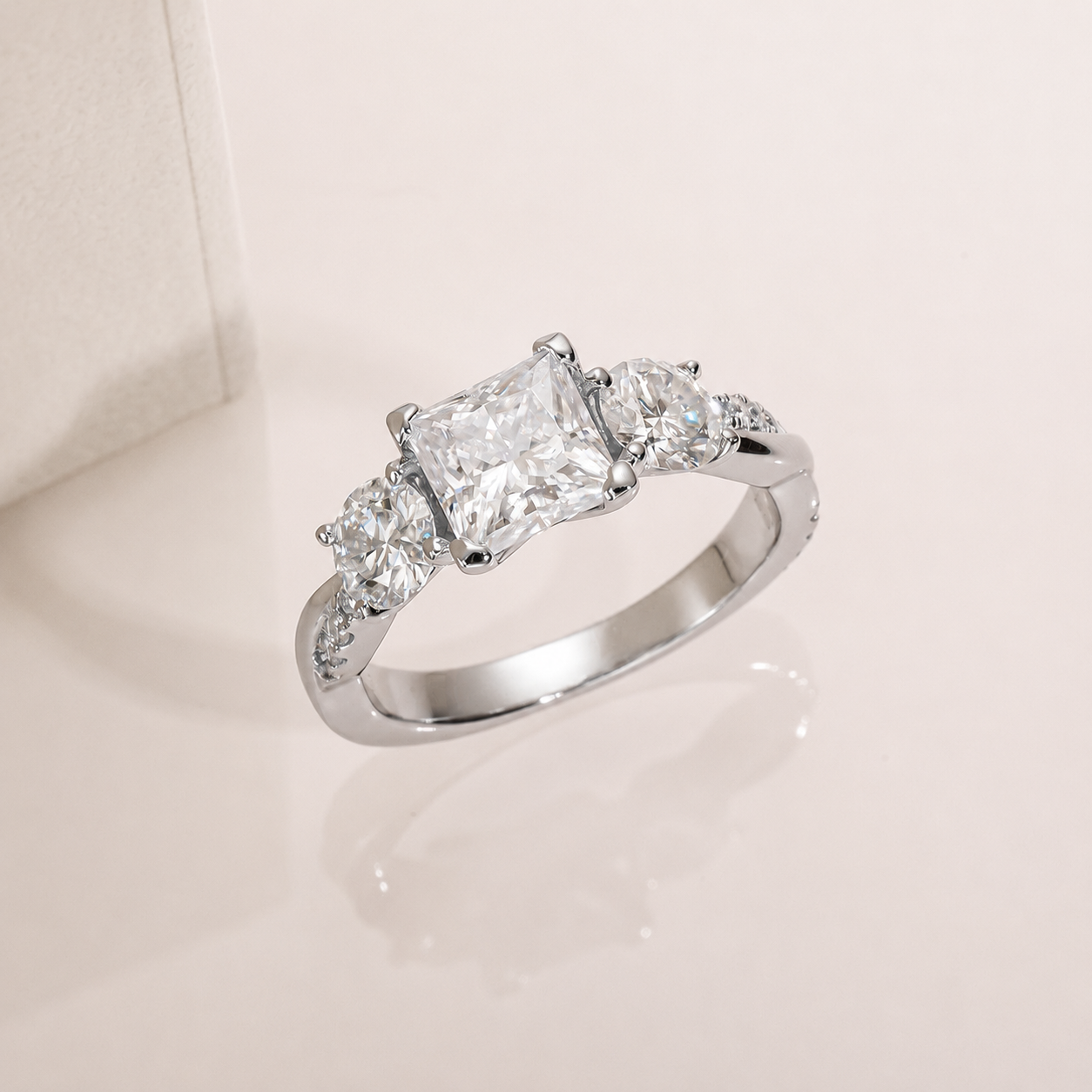 Anel Twisted Moissanite Cravejado Banhado a Ouro 18k