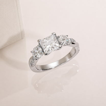 Anel Twisted Moissanite Cravejado Banhado a Ouro 18k