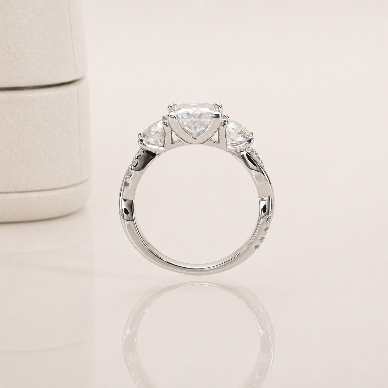 Anel Twisted Moissanite Cravejado Banhado a Ouro 18k