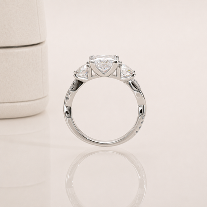 Anel Twisted Moissanite Cravejado Banhado a Ouro 18k