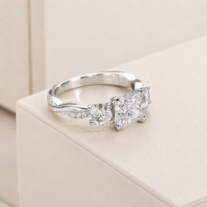 Anel Twisted Moissanite Cravejado Banhado a Ouro 18k