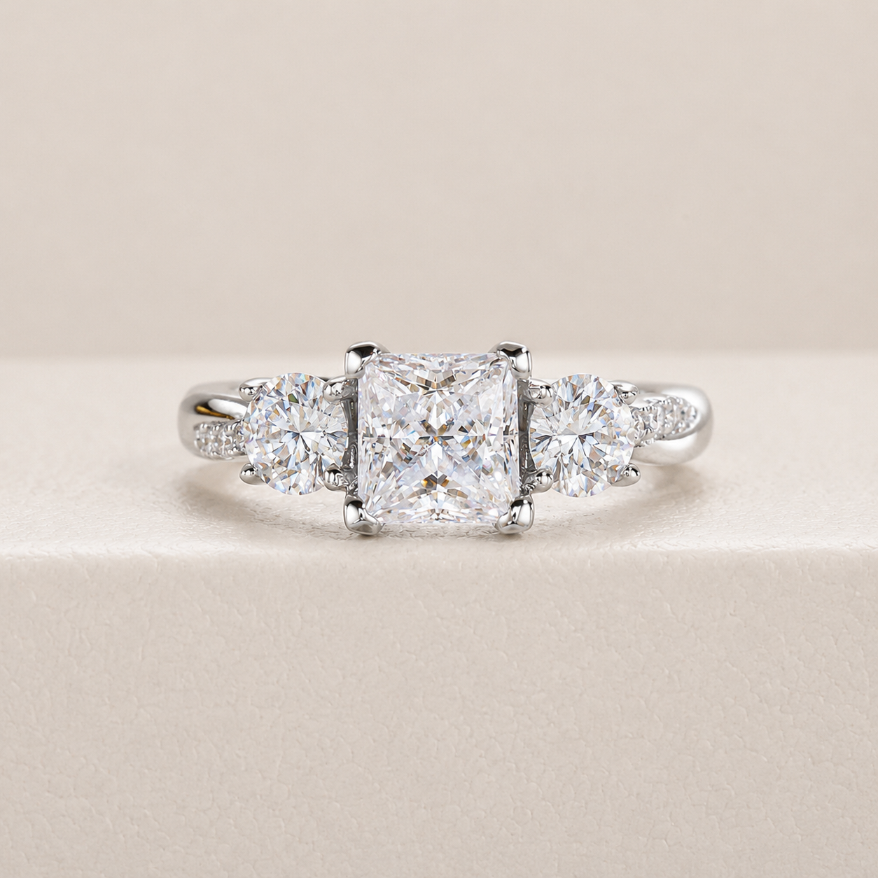 Anel Twisted Moissanite Cravejado Banhado a Ouro 18k
