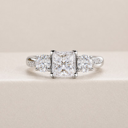 Anel Twisted Moissanite Cravejado Banhado a Ouro 18k