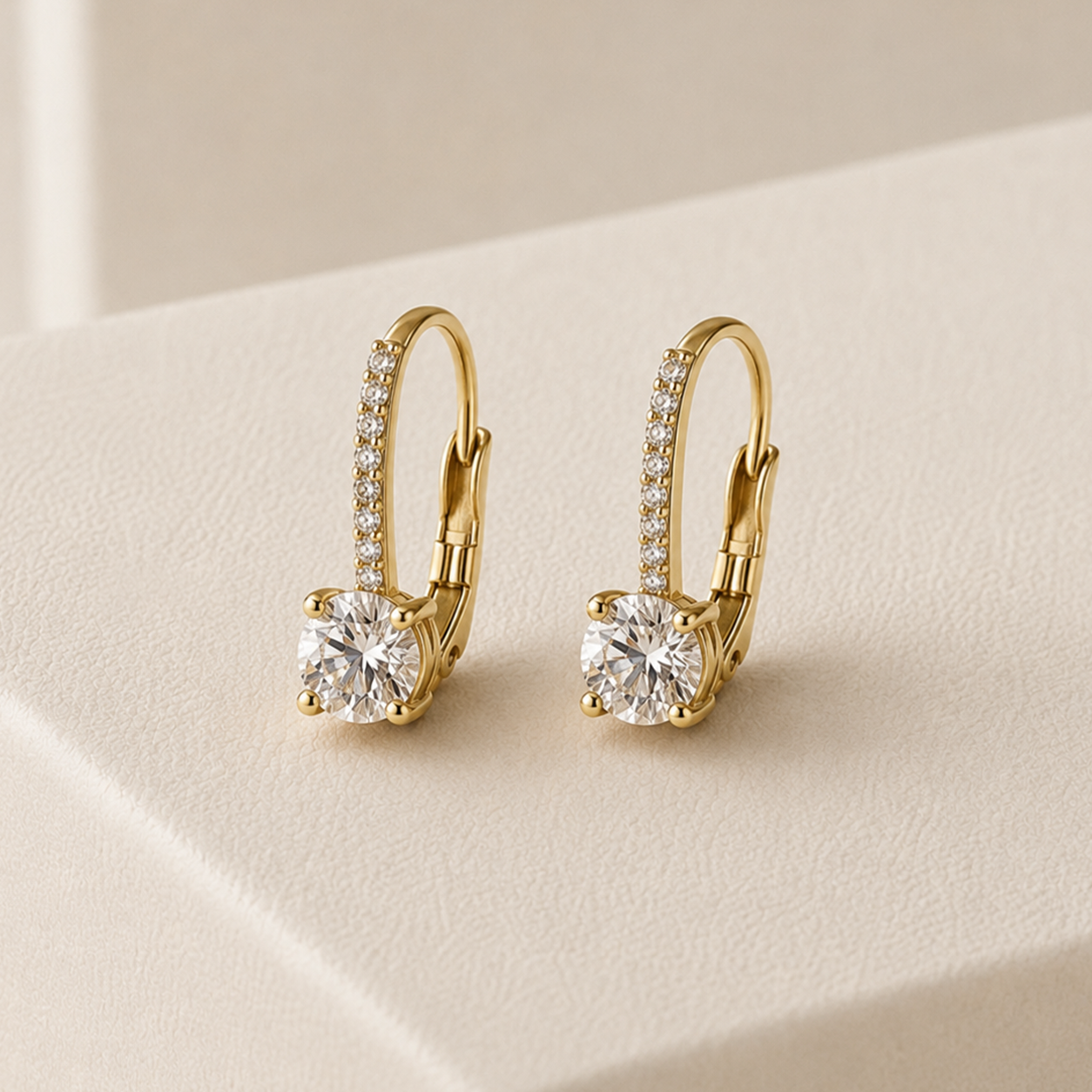 Brinco Ponto Cravejado Moissanite Banhado a Ouro 18k