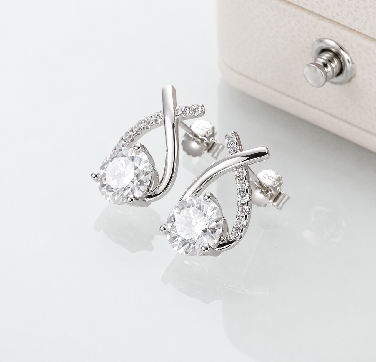 Brinco Petala de Luz Moissanite Banhado a Ouro 18k